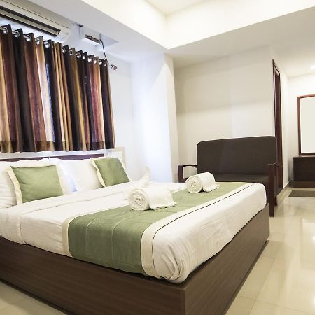 Kochi Oyo 18604 Puthens Capitol Inn מראה חיצוני תמונה