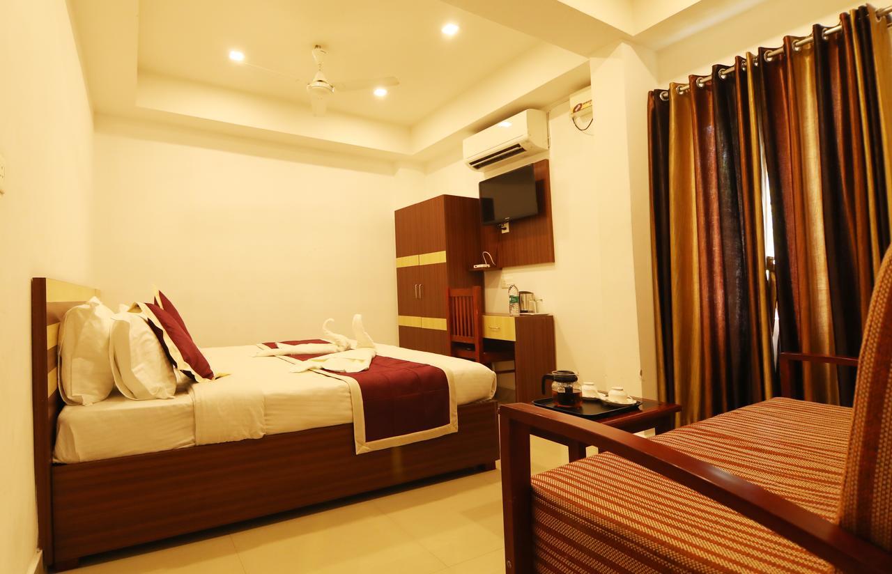 Kochi Oyo 18604 Puthens Capitol Inn מראה חיצוני תמונה