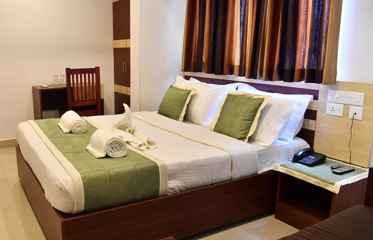 Kochi Oyo 18604 Puthens Capitol Inn מראה חיצוני תמונה